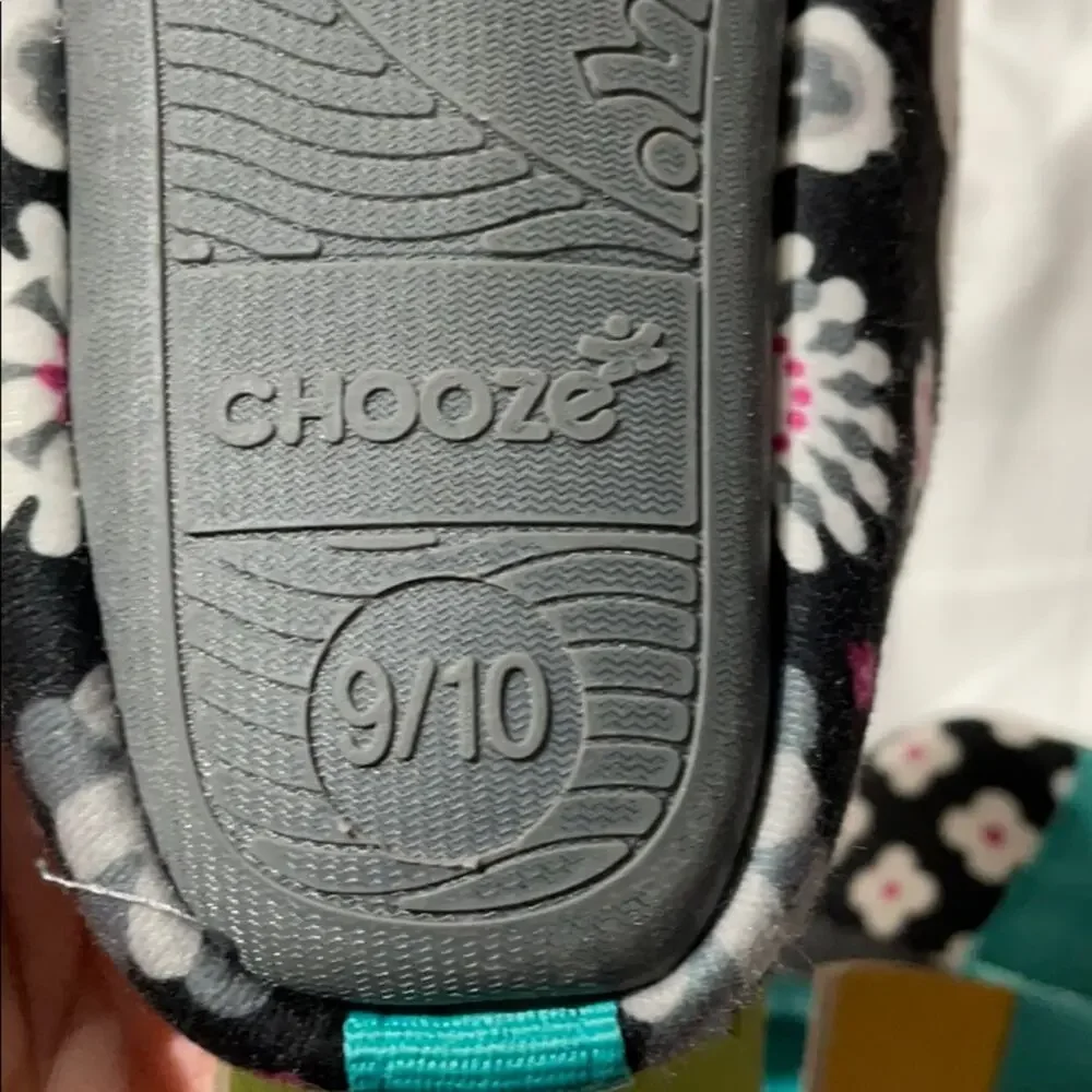 Chooze 9-10 mismatched matched slipper NWT